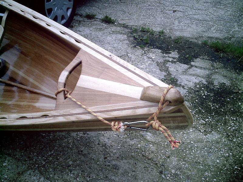 dessier-18.jpg - le pontet,les joints sont fait avec un biais, afin qu'au collage le pontet soit arrondie,fait en merisier et frêne au centre