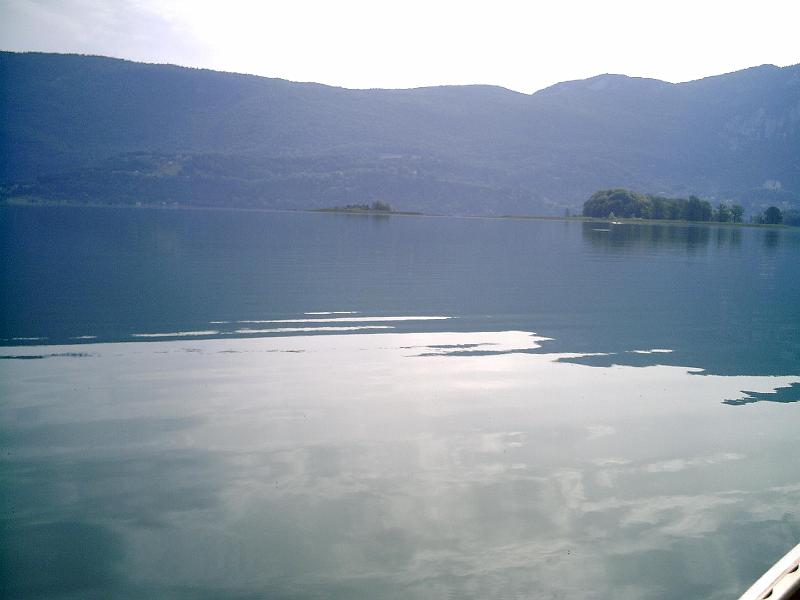 dessier-23.jpg - LE LAC D'AIGUEBELETTE  en SAVOIE Cher Monsieur, j'ai réalisé se canoë selon vos plans et votre méthode,je l'ai construit seul sauf pour mettre le tissus de verre en extérieure ,je suis en retraite, mais mon métier était menuisier ,c'est la raison pour laquelle je n'ai pas eu trop de difficulté,je vous fais parvenir ce document ,afin de vous en servir si vous le désirez ,pour le mettre sur les constructions amateurs . MERCI POUR TOUT