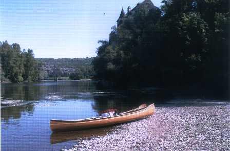 m49-pesteil-1.jpg - Mr PESTEIL, originaire d'Argentat (Magnifique cité historique, où la Dordogne devient navigable, port de départ des anciens gabarriers), avait déjà son projet en tête lorsqu"il a commandé son Migrateur 4.90: descendre la Dordogne sur toute sa partie navigable, d'Argentat à Libourne, avec son père, lui-même fils de gabarrier et ayant participé à la reconstitution du Courpet d'Argentat il y a quelques années.Pari réussi, en 5 jours, en juin 2006 !