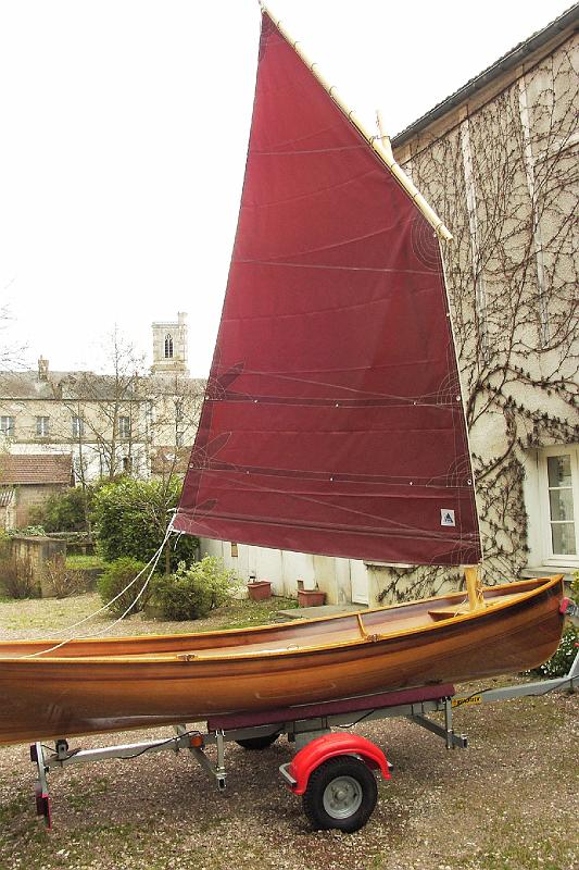 PICT4221.JPG - La voile peut enfin être montée.