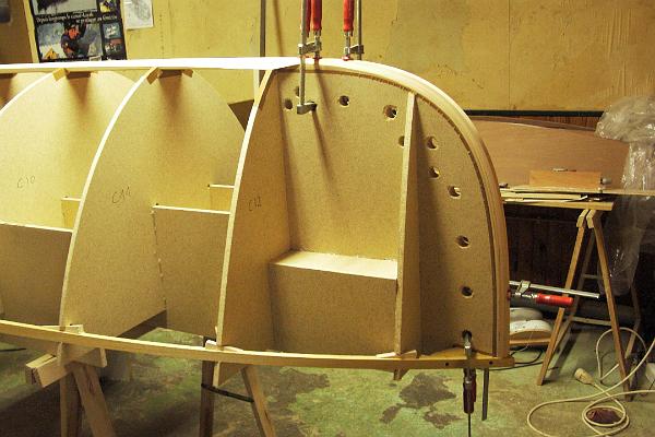 PICT3131.JPG - Assemblage des plats-bords avec l'étrave et la quille internes