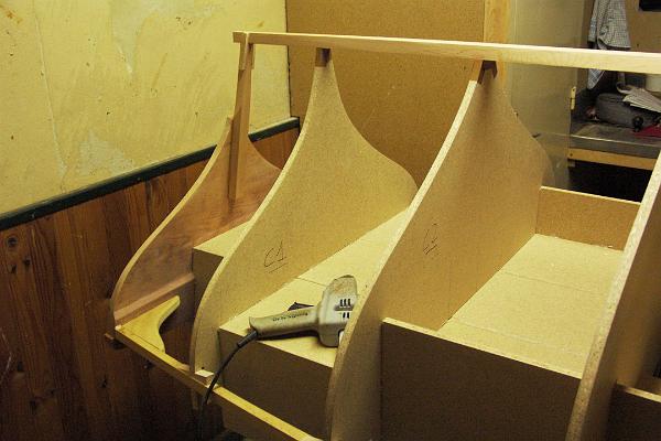 PICT3135.JPG - Assemblage des plats bords avec le tableau, la quille et l'étambot internes. La courbe arrière n'est que collée provisoirement.