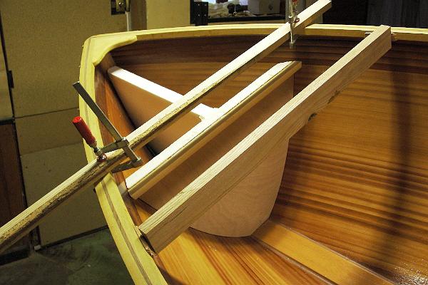PICT3219.JPG - Début de l'aménagement du caisson de flottabilité avant.