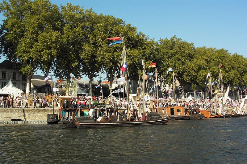 PICT3485.JPG - Les quais bondés vus de la Loire