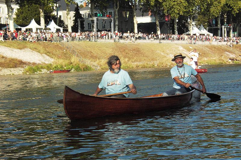 PICT3490.JPG - Yannick et Serge (Voile et Canotage d'Anjou) à l'arrivée de la descente de canoës bois Samedi