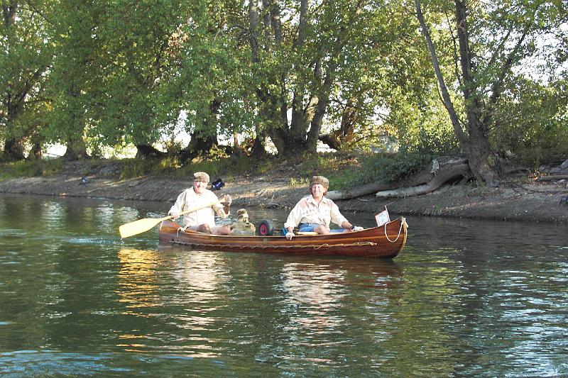 PICT3496.JPG - Guy et Françoise (Voile et Canotage d'Anjou) et leur fameux Chauvière, reconnaissables au sourire, au fanion, aux toques de fourrure, et maintenant à leurs chemises canadiennes !