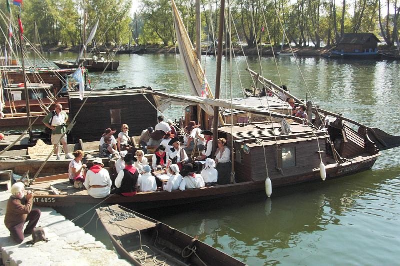 PICT3497.JPG - Repas en chansons pour les équipiers de cette Toue cabanée.