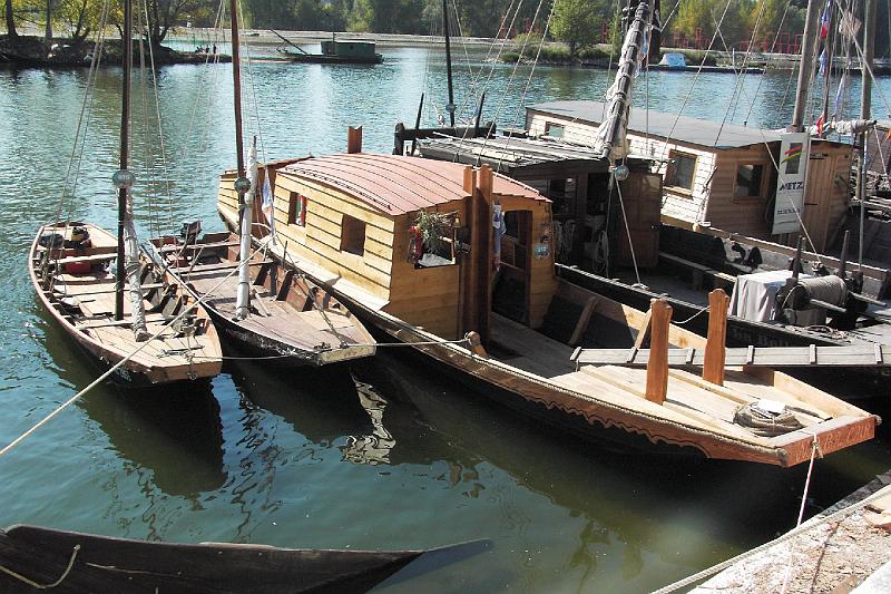 PICT3500.JPG - Avec de plus en plus de chalands, futreaux (à gauche) et toues cabanées (à droite) exposés, dont beaucoup de bateaux quasi neufs, la construction traditionnelle est décidément bien dynamique !