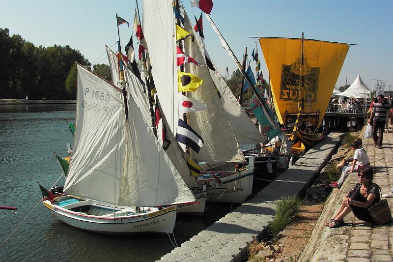 PICT3502.JPG - Cette année le Portugal était l'invité d'honneur, avec de nombreux bateaux du fleuve Douro qui se distinguaient par leur magnifiques peintures. Entre dégustations de Porto, défilés de Bombas (orchestres de tambours et grosses caisses !) et feux d'artifice de couleurs, les Portugais ont su faire découvrir leur sens de la fête !